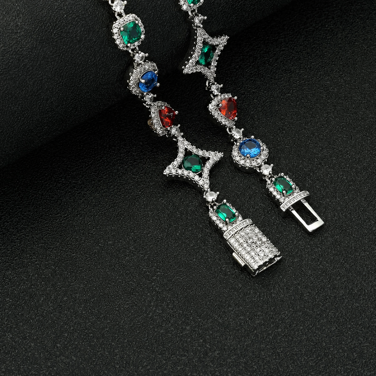 Collier Mawiya premium en finition plaqué or 18 carats, orné de zircones colorées éclatantes et de motifs géométriques raffinés
