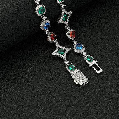 Collier Mawiya premium en finition plaqué or 18 carats, orné de zircones colorées éclatantes et de motifs géométriques raffinés