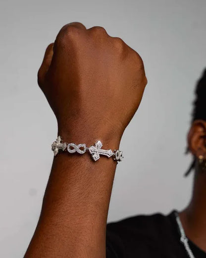 Bracelet MAWIYA luxe glacé 8 mm, finition plaqué or blanc, orné de zircons cubiques brillants avec motifs croix et symbole infini.