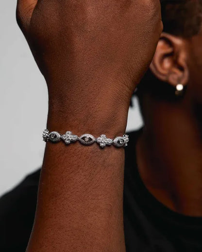Bracelet hip-hop premium en laiton plaqué or 18 carats, finition argentée brillante, serti de zircons cubiques ultra scintillantes. Design œil moderne, style iced-out luxe