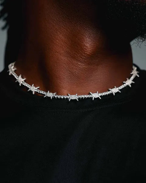 Collier tennis hip-hop premium en finition or blanc, serti de zircones AAAAA+ ultra brillantes. Design épine moderne, style iced-out luxe, longueur 45 cm.