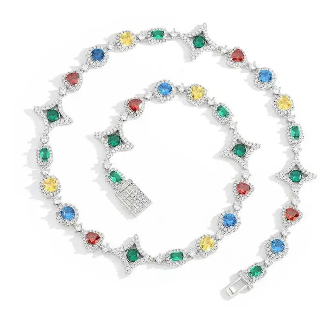 Collier Mawiya premium en finition plaqué or 18 carats, orné de zircones colorées éclatantes et de motifs géométriques raffinés