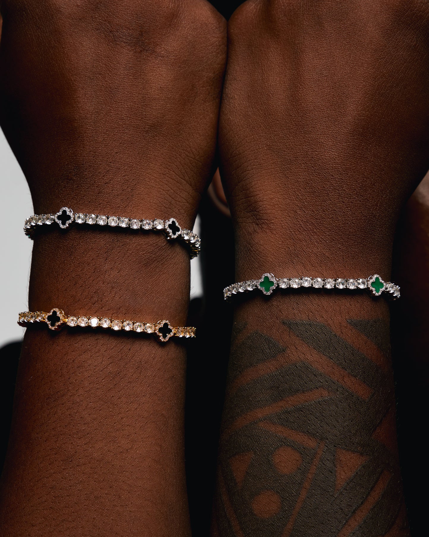 Bracelet MAWIYA tennis raffiné en finition plaquée or ou argentée, serti de zircones CZ AAAA+ scintillantes et sublimé par de délicats motifs trèfle à quatre feuilles.