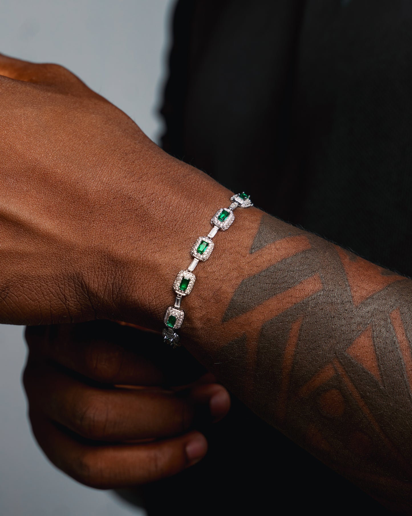 Bracelet MAWIYA tendance argenté – pierres baguette vert émeraude, micro pavé en zircone cubique, bijou élégant premium