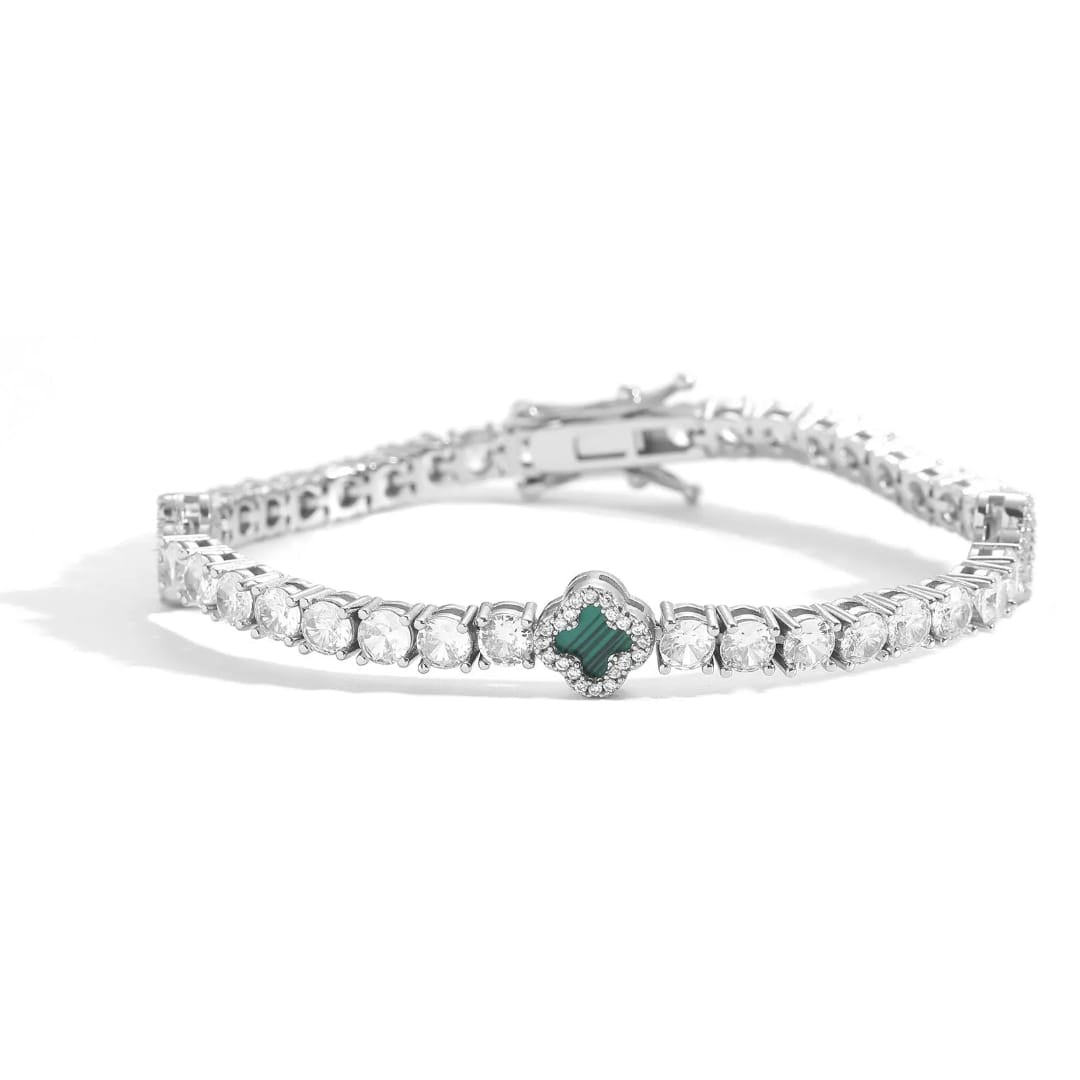 Bracelet MAWIYA tennis raffiné en finition plaquée or ou argentée, serti de zircones CZ AAAA+ scintillantes et sublimé par de délicats motifs trèfle à quatre feuilles.