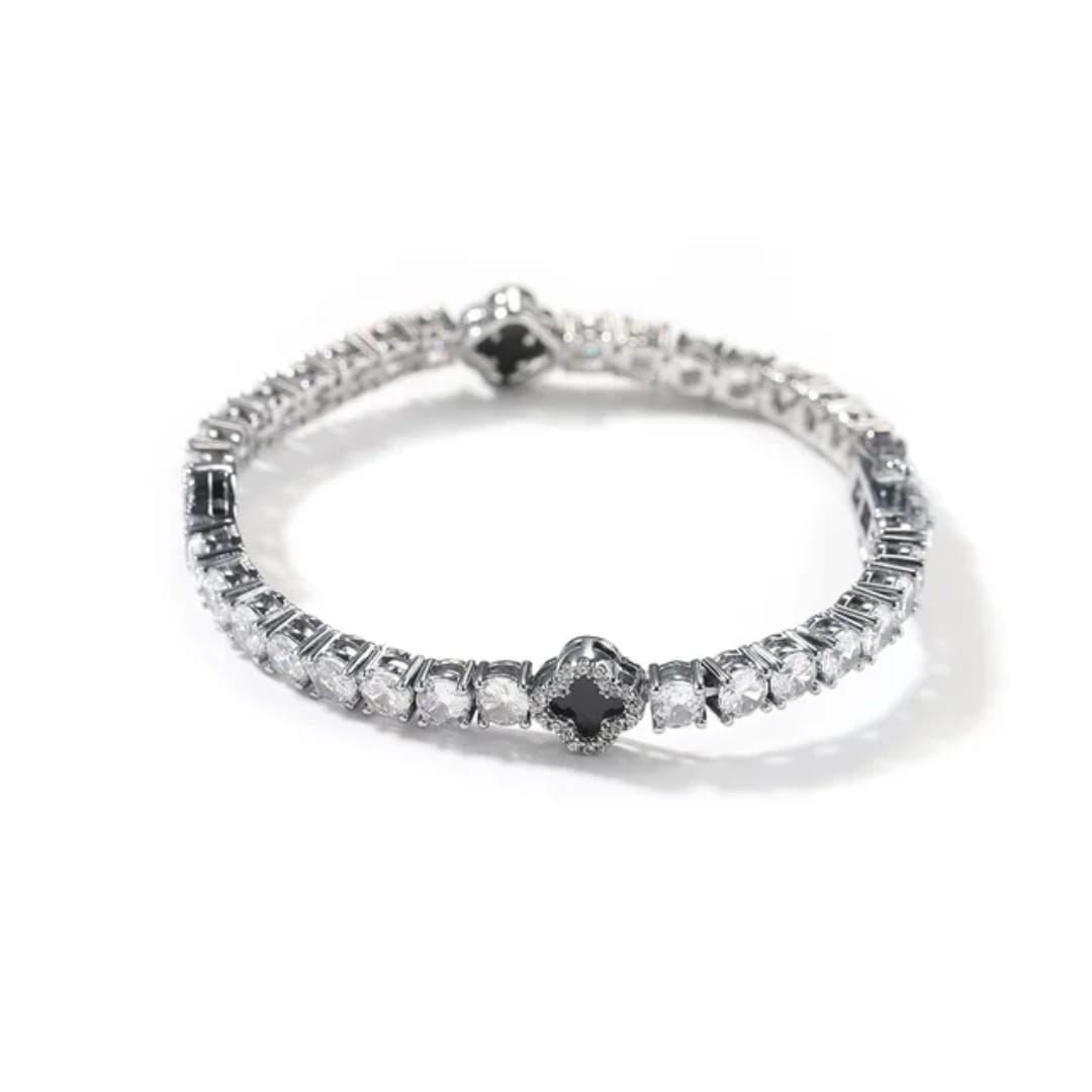 Bracelet MAWIYA tennis raffiné en finition plaquée or ou argentée, serti de zircones CZ AAAA+ scintillantes et sublimé par de délicats motifs trèfle à quatre feuilles.