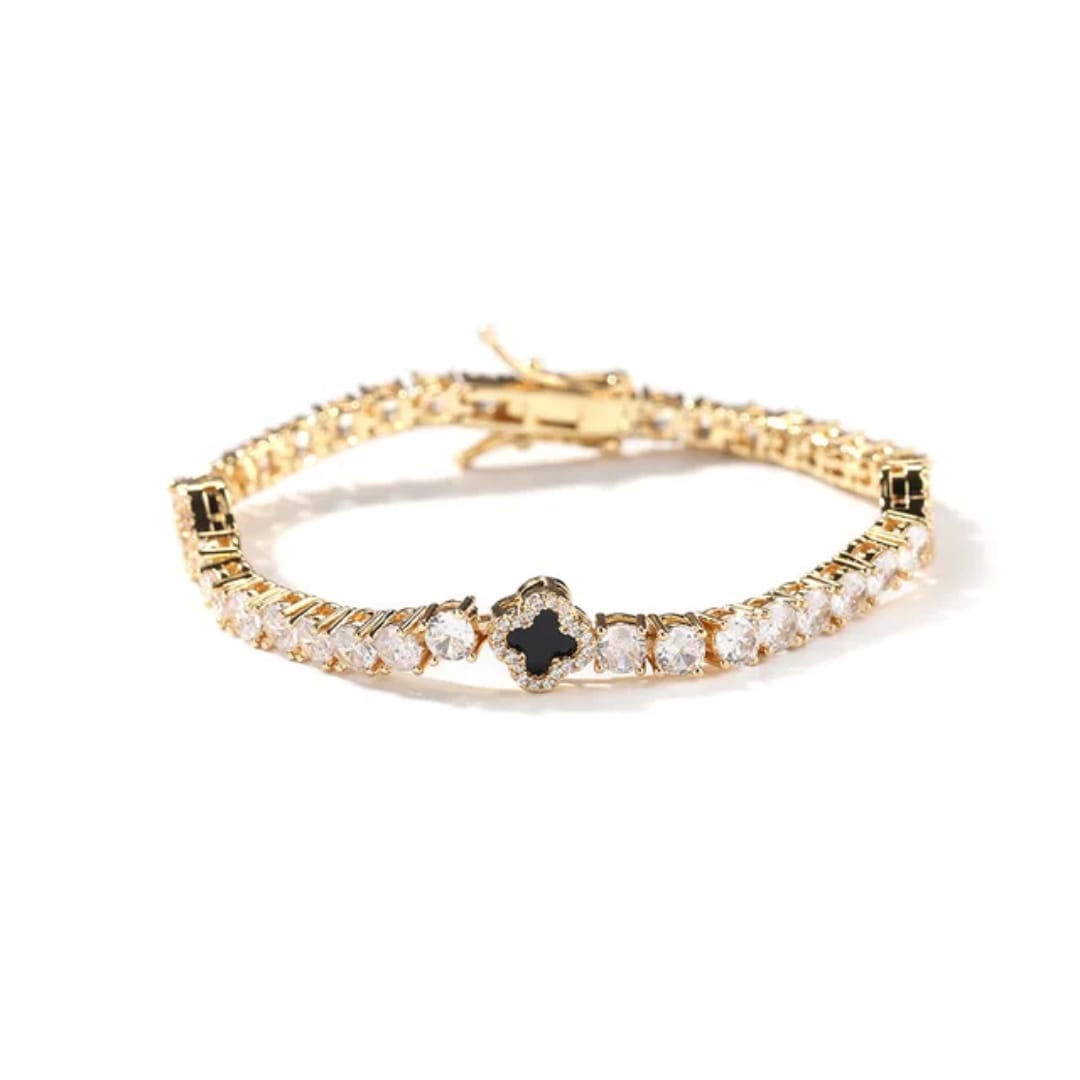 Bracelet MAWIYA tennis raffiné en finition plaquée or ou argentée, serti de zircones CZ AAAA+ scintillantes et sublimé par de délicats motifs trèfle à quatre feuilles.
