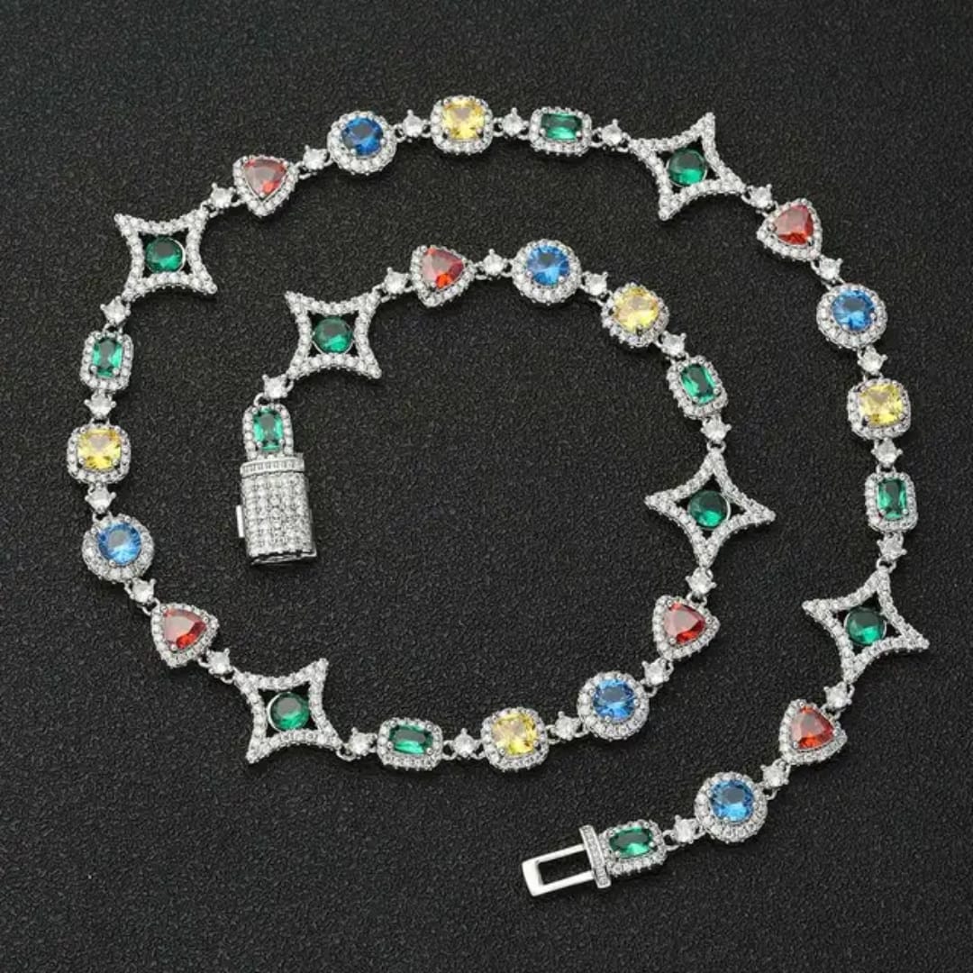 Collier Mawiya premium en finition plaqué or 18 carats, orné de zircones colorées éclatantes et de motifs géométriques raffinés