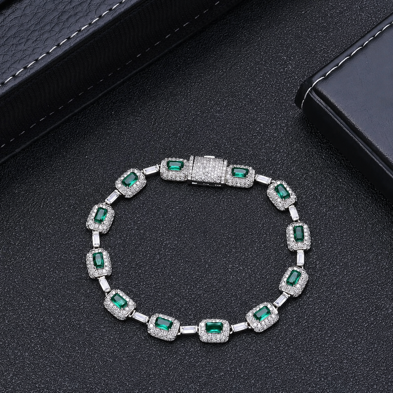 Bracelet MAWIYA tendance argenté – pierres baguette vert émeraude, micro pavé en zircone cubique, bijou élégant premium