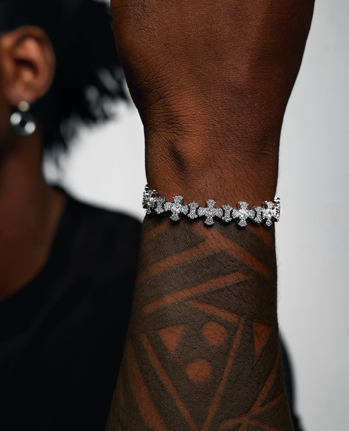 Bracelet MAWIYA De Luxe 12 MM En Zircon Cubique; Design En Croix; Plaqué Or blanc 18 Carat; Bijoux Glacés