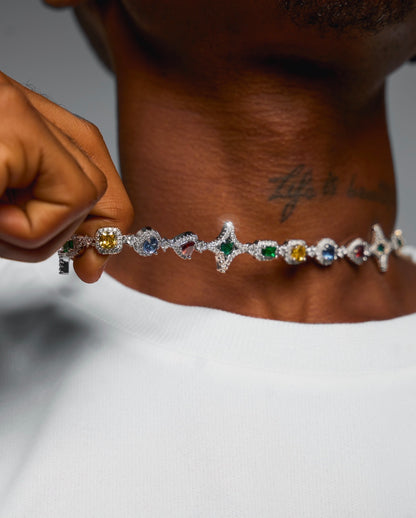 Collier Mawiya premium en finition plaqué or 18 carats, orné de zircones colorées éclatantes et de motifs géométriques raffinés