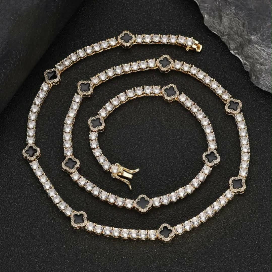 Collier MAWIYA Chaîne Tennis Trèfle à quatre feuilles en finition Or-Blanc Glacé, orné de Zircons Cubiques éclatants