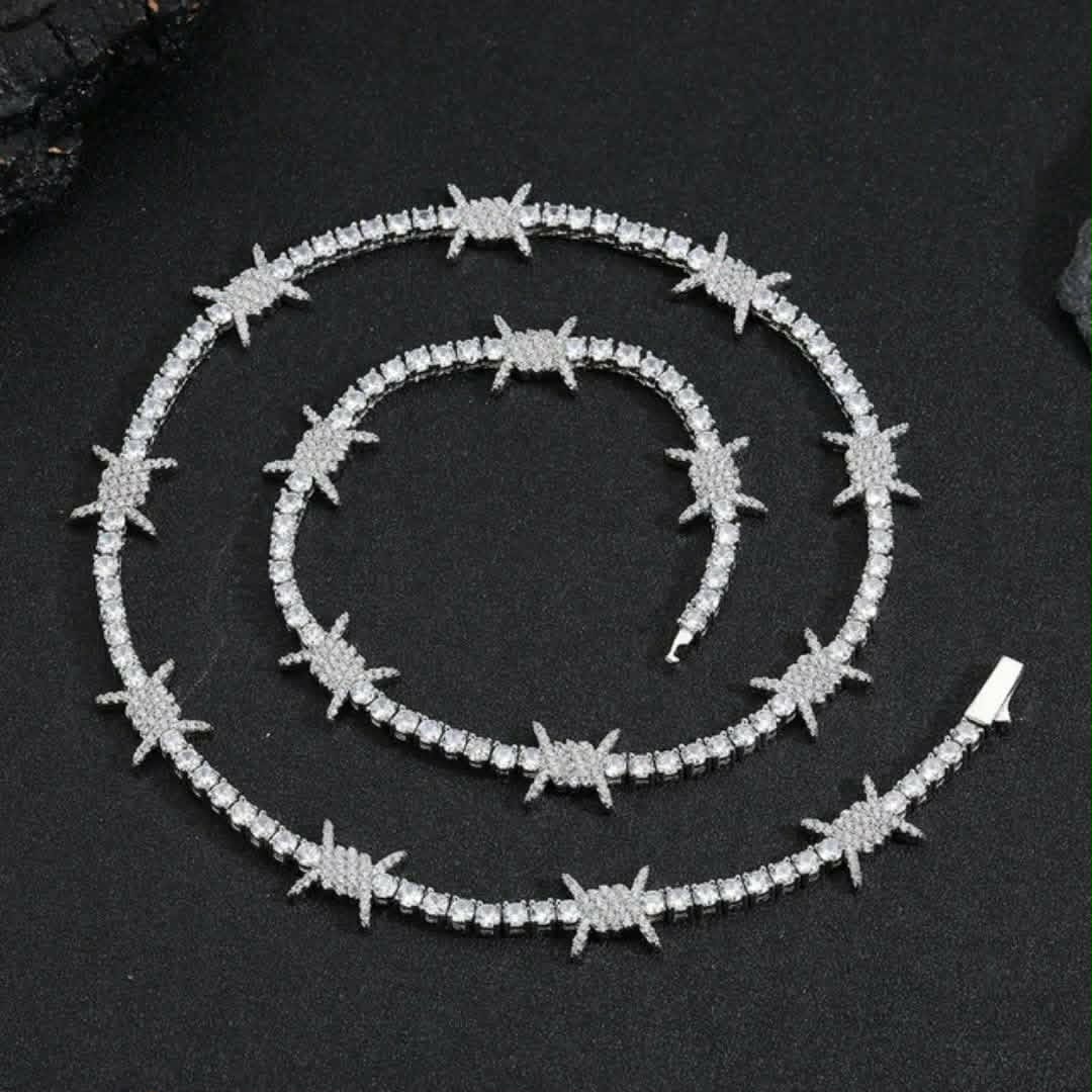 Collier tennis hip-hop premium en finition or blanc, serti de zircones AAAAA+ ultra brillantes. Design épine moderne, style iced-out luxe, longueur 45 cm.