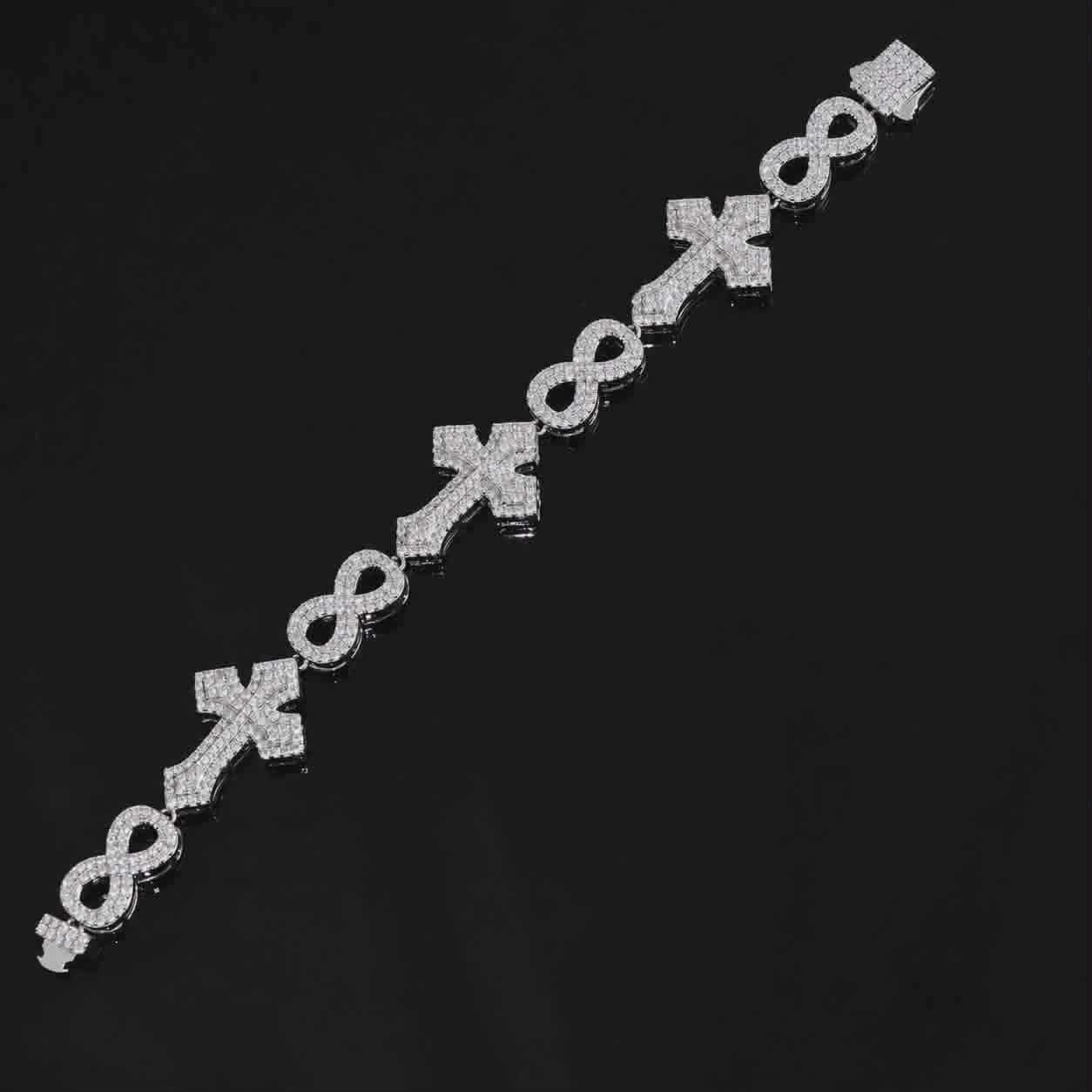 Bracelet MAWIYA luxe glacé 8 mm, finition plaqué or blanc, orné de zircons cubiques brillants avec motifs croix et symbole infini.