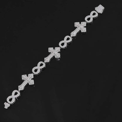 Bracelet MAWIYA luxe glacé 8 mm, finition plaqué or blanc, orné de zircons cubiques brillants avec motifs croix et symbole infini.