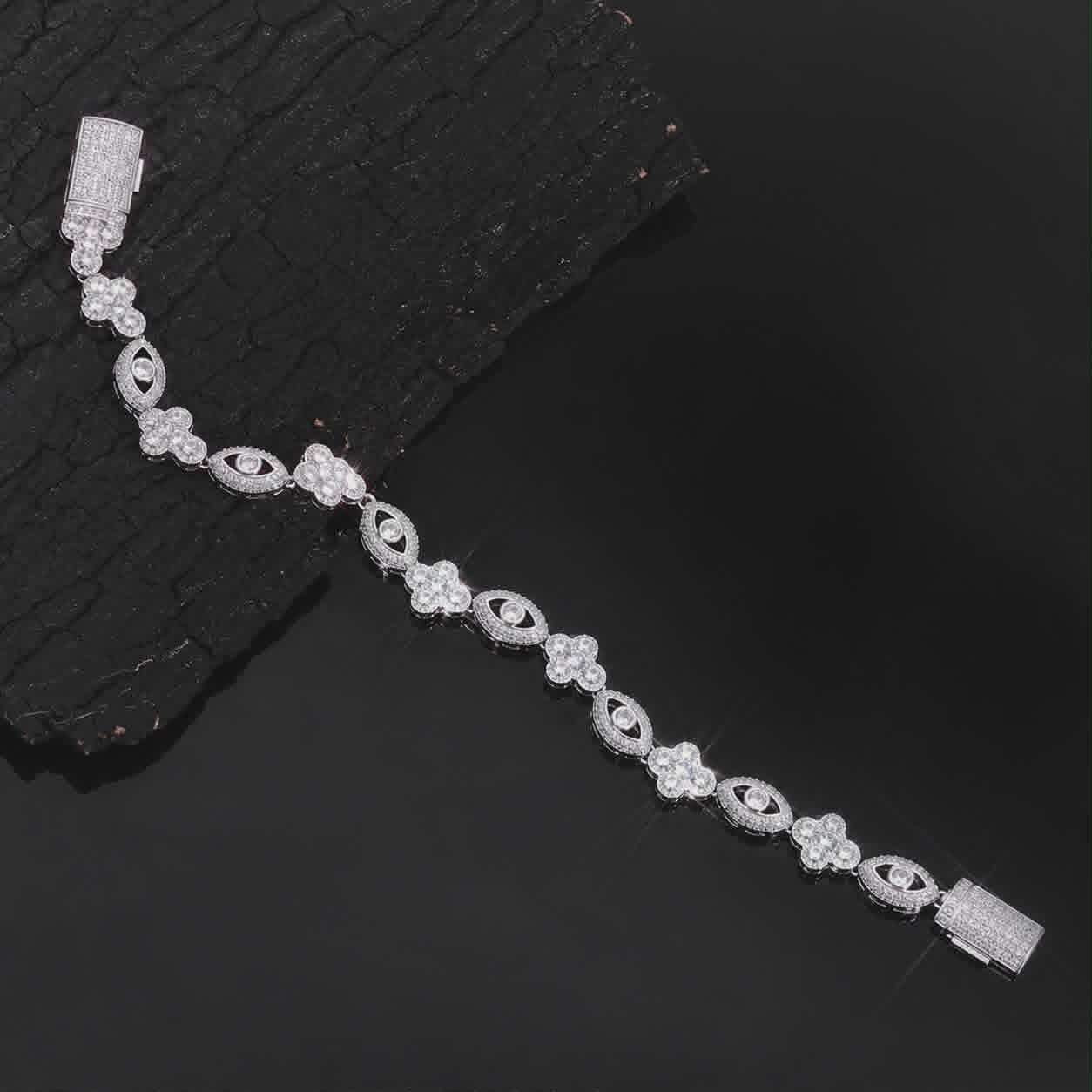 Bracelet hip-hop premium en laiton plaqué or 18 carats, finition argentée brillante, serti de zircons cubiques ultra scintillantes. Design œil moderne, style iced-out luxe
