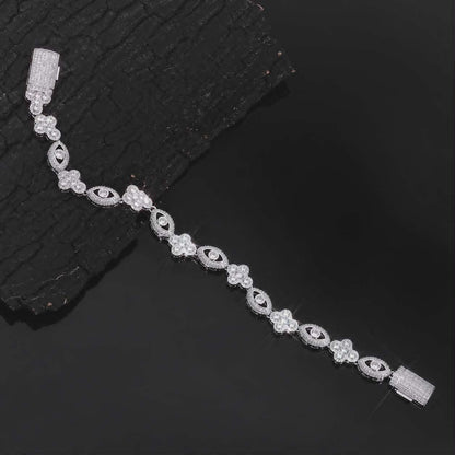 Bracelet hip-hop premium en laiton plaqué or 18 carats, finition argentée brillante, serti de zircons cubiques ultra scintillantes. Design œil moderne, style iced-out luxe